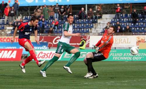 Goran Maznov (L) scores his goal; photo: aokerkyra.com.gr